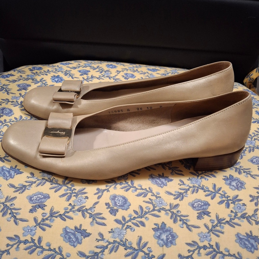 Salvatore Ferragamo Vtg Vara Bow Pumps Champagne Metallic Leather Block Heel 10B - Picture 2 of 9